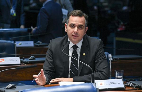 O presidente do Senado, Rodrigo Pacheco (PSD-MG), anunciou na noite desta quarta-feira (9) que desistiu de concorrer à Presidência da República.  Pacheco havia sinalizado a desistê(Imagem:Reprodução)