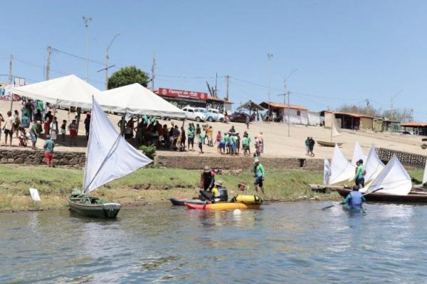Regata de Canoas movimenta o domingo na beira-rio com apoio da Prefeitura de Floriano.(Imagem:Secom)