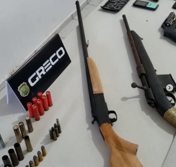 Armas e munições apreendidos com os suspeitos de associação criminosa em Teresina(Imagem:Divulgação)
