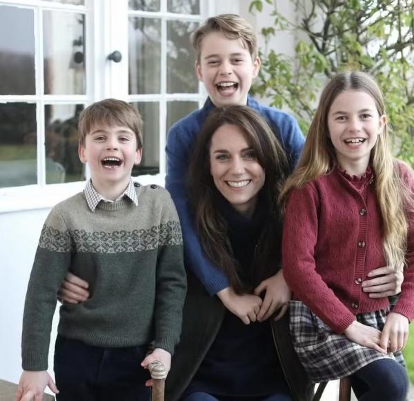 Kate Middleton entre os três filhos.(Imagem:Reprodução)