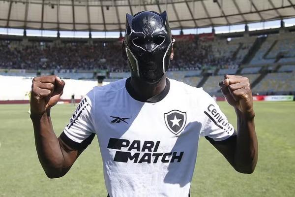 Com máscara da comemoração, Luiz Henrique comemora vitória do Botafogo sobre o Flamengo.(Imagem:Vitor Silva / Botafogo)