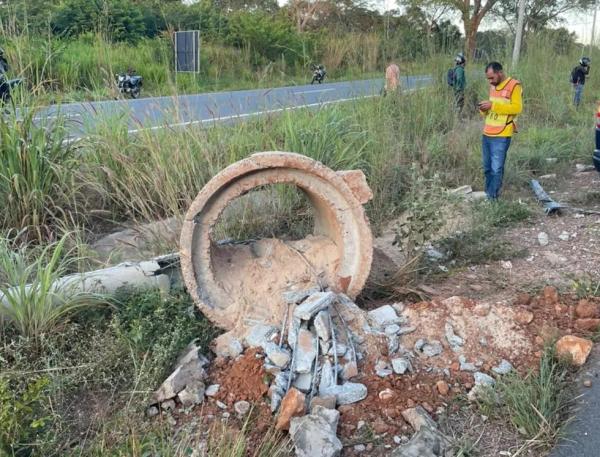  Com o impacto da colisão, um poste da BR-343 caiu.(Imagem:Divulgação/Bombeiros )