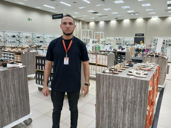 Wagner, chefe do setor de cal&ccedil;ados do Armaz&eacute;m Para&iacute;ba.(Imagem:FlorianoNews)