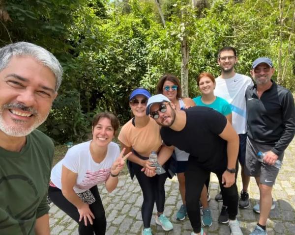 William Bonner e Fátima Bernardes se encontram em caminhada com parceiros e filho(Imagem:Reprodução)