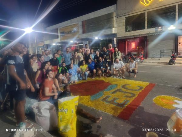 Jovens da Diocese de Floriano confeccionam tapetes de Corpus Christi em demonstra&ccedil;&atilde;o de f&eacute; e devo&ccedil;&atilde;o.(Imagem:FlorianoNews)