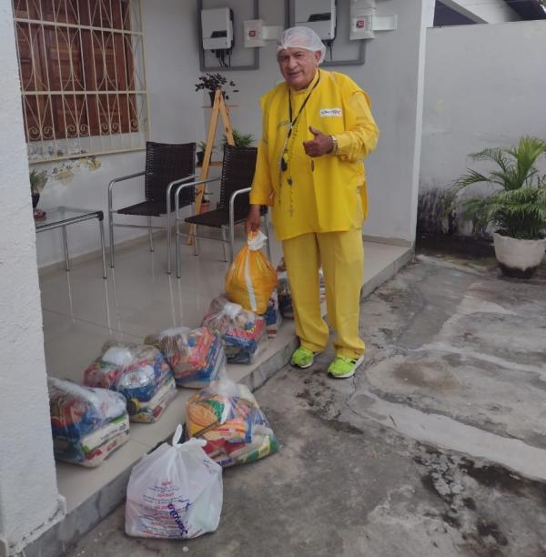 Repórter Amarelinho distribui cestas básicas para famílias carentes em Floriano(Imagem:FlorianoNews)
