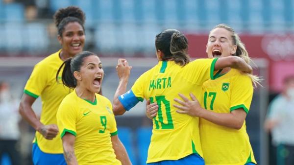 Jogadoras brasileiras comemoram um dos gols da vitória sobre a China.(Imagem:KOHEI CHIBAGARA / AFP)
