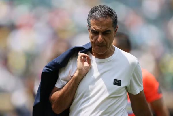 Renato Paiva deixa o gramado depois da derrota do Botafogo para o Palmeiras.(Imagem:Caean Couto/Reuters)