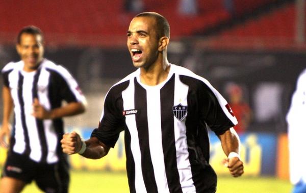 Diego Tardelli em ação pelo Atlético-MG em 2009, no início da parceria entre clube e atleta.(Imagem:Bruno Cantini/Atlético-MG)