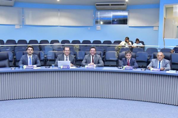Parlamentares cobram melhorias no funcionamento do transporte escolar em Floriano(Imagem:CMF)
