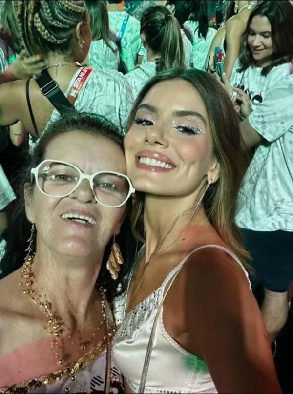 Camila Queiroz com a mãe, Eliane Tavares.(Imagem:Reprodução/Instagram)