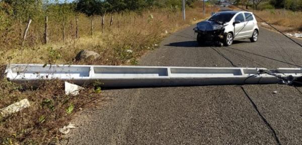 Veículo desgovernado derruba poste no bairro Nossa Senhora da Guia(Imagem:Temístocles Filho/jc24horas)