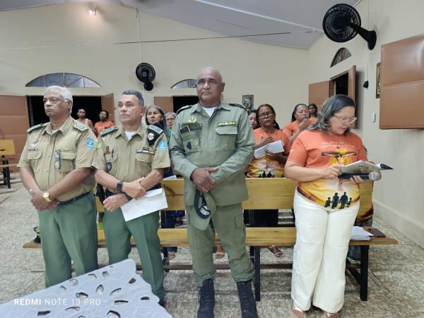 Polícia Militar marca presença em noite dedicada à corporação no novenário de Bom Jesus da Lapa.(Imagem:FlorianoNews)