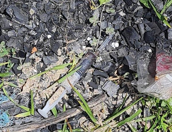 Moradores registram lixo queimado e até seringa em praia do Piauí.(Imagem:Arquivo pessoal)