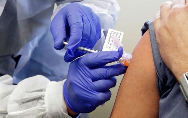 Voluntário recebe injeção durante fase de testes de potencial vacina contra a Covid-19 em Seattle, nos EUA, em foto de 16 de março.(Imagem:AP Photo/Ted S. Warren)