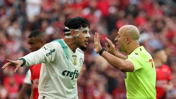 Athletico x Palmeiras, Gustavo Gómez reclama com o árbitro.(Imagem:Cesar Greco / Palmeiras)
