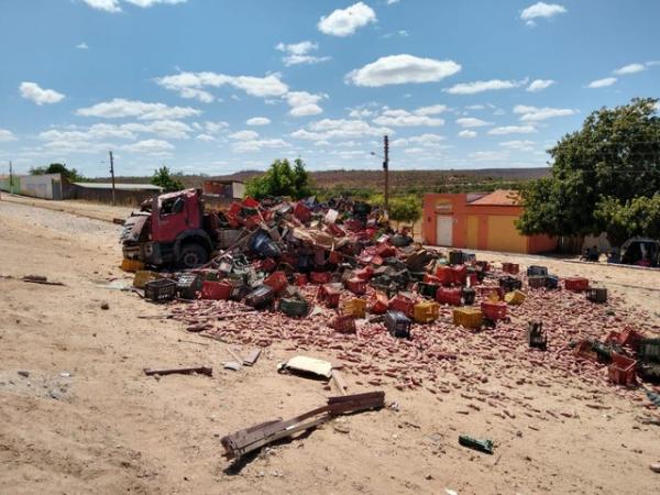 Três pessoas morrem em acidente com caminhão na cidade de Geminiano, no Piauí.(Imagem:Antônio Rocha/TV Clube)