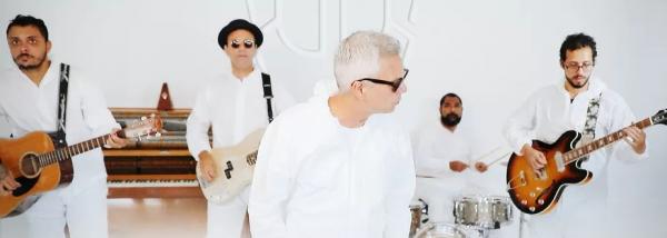 Com a saída do guitarrista Nilo Nunes em 2021, o vocalista Marcelo Hayena passou a ser o único remanescente da formação original da banda carioca Uns e Outros, formada em 1983, há(Imagem:Reprodução)