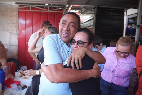  Joel &eacute; recebido por populares ao lado de Margarete durante visita ao mercado de S&atilde;o Raimundo Nonato(Imagem:Ascom)