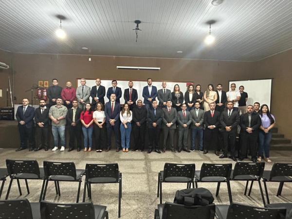 A capacitação, que reúne 32 profissionais de vários estados do Brasil, visa transmitir a técnica de assessoria em inteligência de segurança pública.(Imagem:Divulgação)