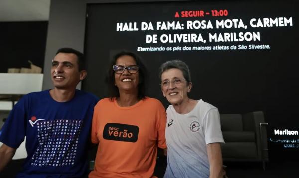 Corredores Mar&iacute;lson dos Santos, Carmem de Oliveira e Rosa Mota durante cerim&ocirc;nia de homenagem de 100 anos de hist&oacute;ria da corrida internacional de S&atilde;o Silvestre.(Imagem:Paulo Pinto/Ag&ecirc;ncia Brasil)