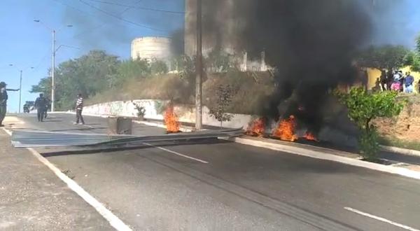 Moradores ateiam fogo e fecham avenida de Teresina em protesto após IML não liberar corpo de jovem a(Imagem:Reprodução)