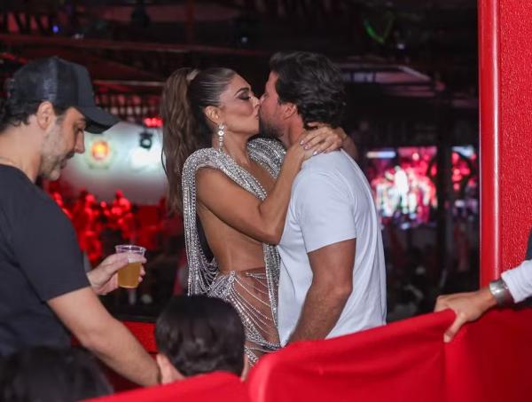 Juliana Paes samba muito com look de franjas pratas em final do samba da Viradouro.(Imagem: AgNews)