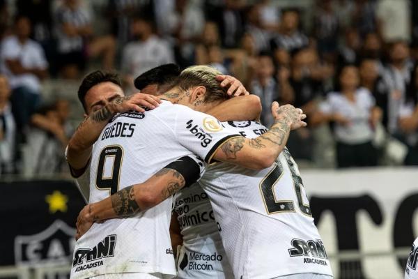  Jogadores do Corinthians comemoram virada sobre o Atlético-MG.(Imagem: Alessandra Torres/AGIF )