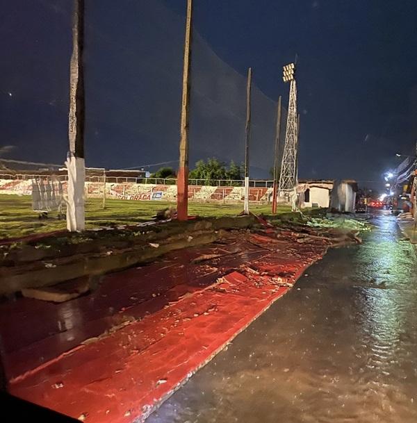 Muro de estádio cai após partida entre 4 de Julho e Parnahyba em Piripiri(Imagem:REPRODUÇÃO/WHATSAPP)