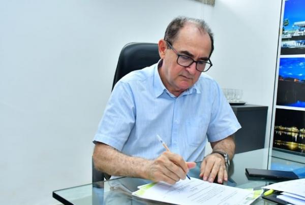 Prefeito de Floriano, Antônio Reis, assina decretos para regulamentar o Carnaval na cidade(Imagem:Reprodução/Instagram)