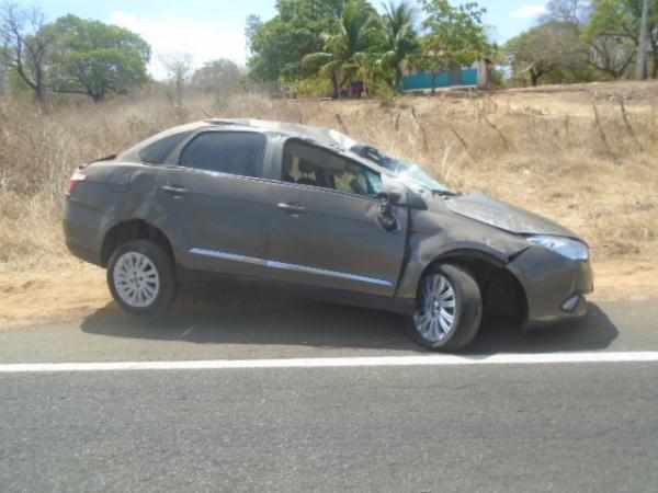 Veículo capota com casal na zona rural de Floriano.(Imagem:FlorianoNews)