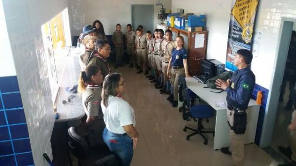 PRF e escoteiros realizam campanha de educa&ccedil;&atilde;o para o tr&acirc;nsito em Floriano.(Imagem:PRF )