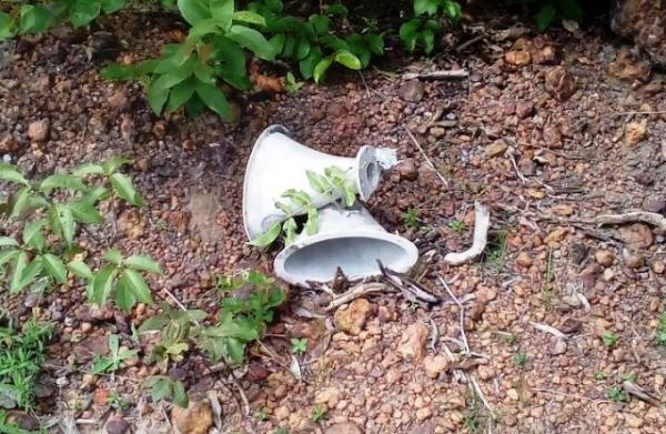 Pared&atilde;o de som tomado de assalto &eacute; encontrado destru&iacute;do pelo fogo na zona rural de Floriano.(Imagem:Reprodu&ccedil;&atilde;o/Whats App)
