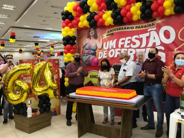 Corte do bolo marca festa de anivers&aacute;rio de 64 anos do Armaz&eacute;m Para&iacute;ba em Floriano(Imagem:FlorianoNews)