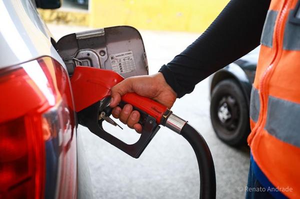 Preço da gasolina cai pela quinta semana seguida e chega a uma média de R$ 5,74