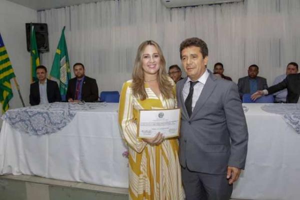 Secret&aacute;ria Rejane Dias recebe t&iacute;tulo de Cidad&atilde; Florianense.(Imagem:Reprodu&ccedil;&atilde;o/Facebook)