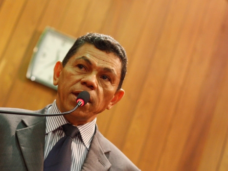 Líder do Governo alerta para agravamento da crise com corte em orçamento