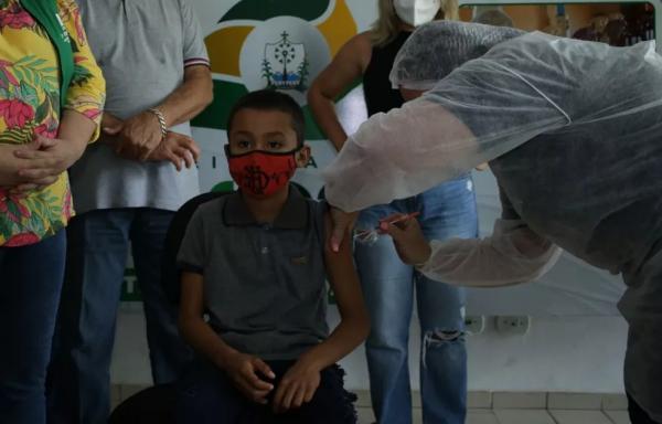 Crian&ccedil;a ind&iacute;gena de 7 anos &eacute; a primeira a ser vacinada contra Covid no Piau&iacute;.(Imagem:Divulga&ccedil;&atilde;o/Sesapi)