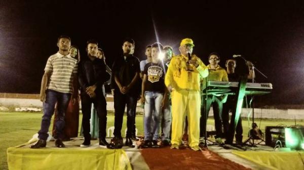 Projeto Amarelinho promove Festival "Uma Noite da Beleza, Voz e Elegância Baronense 2018"