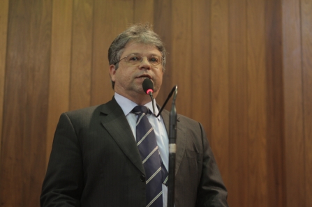Gustavo Neiva lamenta situação de caos no Hospital Regional de Floriano