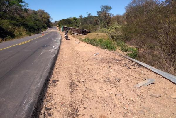 Carro capota na BR-135 e deixa duas pessoas feridas