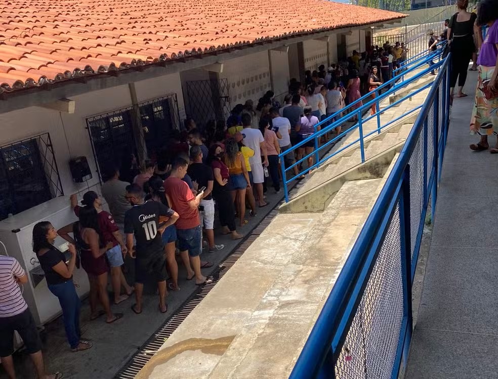 Eleições 2026: veja como consultar tamanho da fila de votação e fazer 'cola' de candidatos
