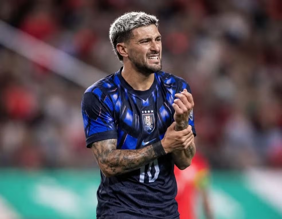 Uruguai goleia a Coreia do Sul com show de Arrascaeta e Varela; meia do Flamengo sai lesionado
