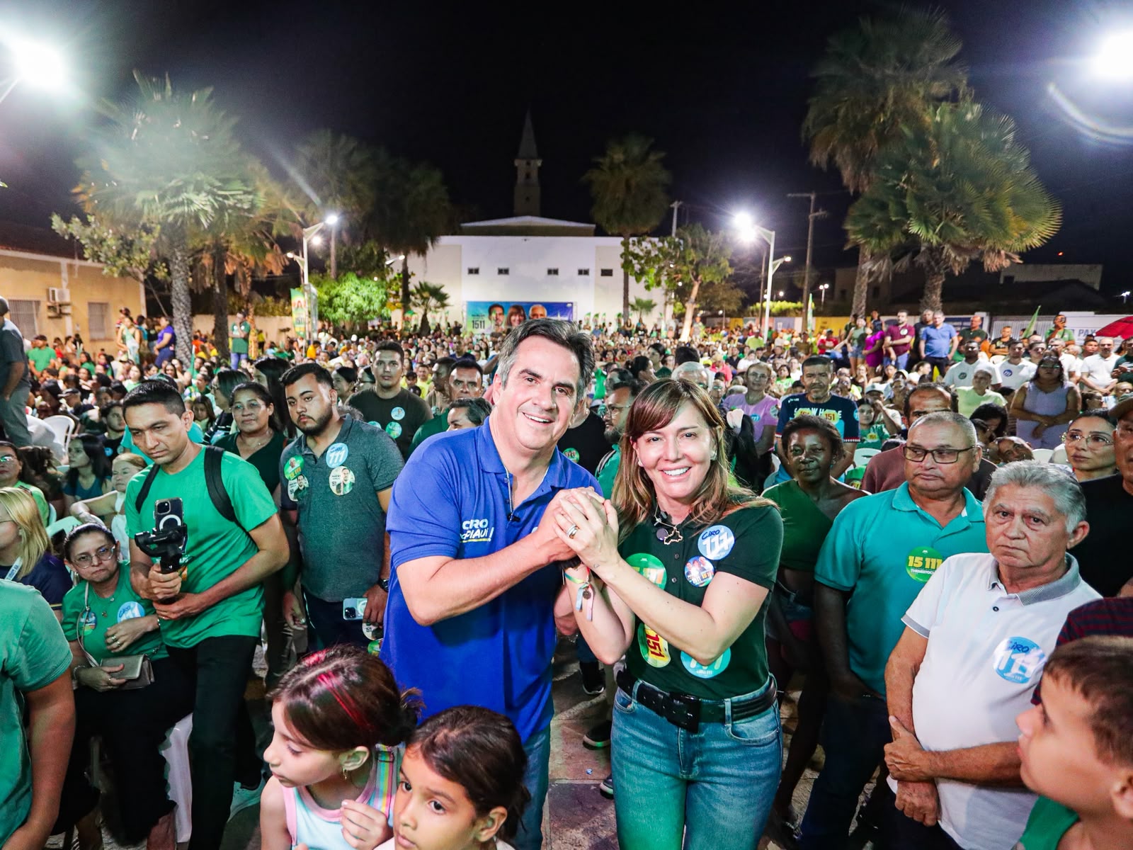 Ciro Nogueira, ao lado do vice-governador Themístocles e prefeita Ivanária, recebe carinho de multidão em Esperantina