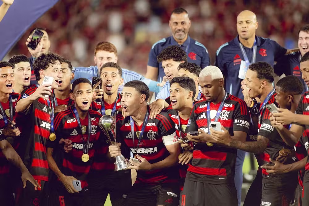 Flamengo não bate meta de vendas em 2026 e reacende debate sobre produção e utilização da base
