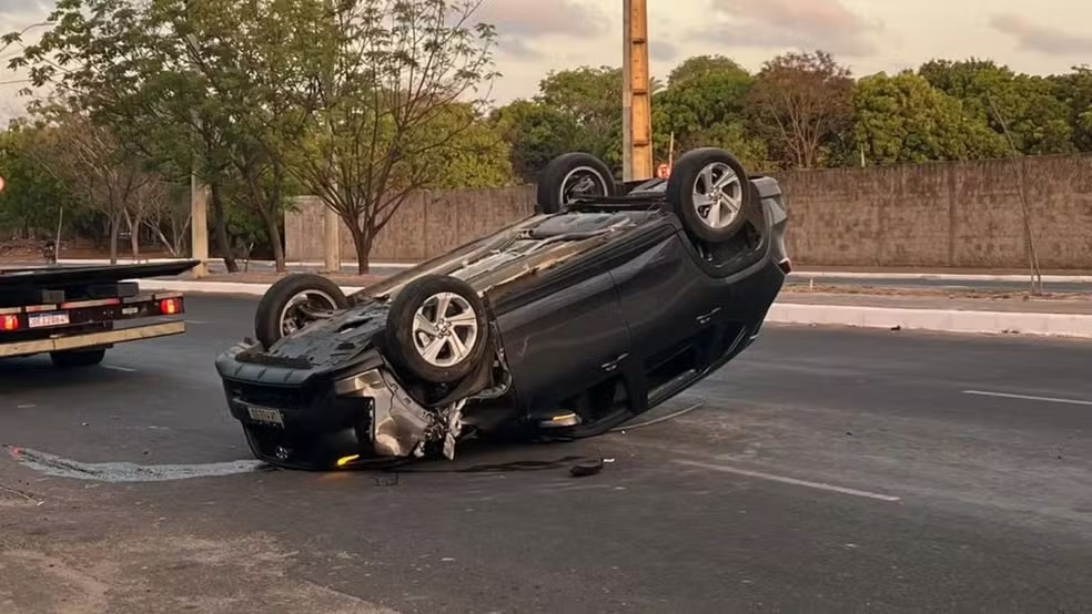 Carro capota após motorista não conseguir frear a tempo em Teresina; passageiro sofre ferimentos leves
