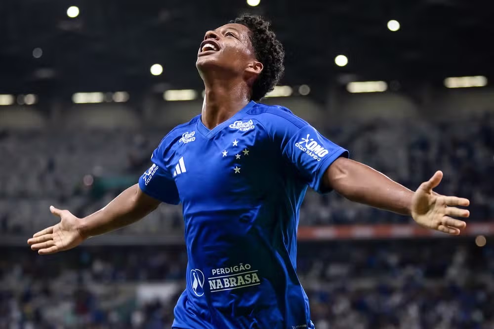 Análise: Cruzeiro constrói vitória segura com escolhas de Artur Jorge e finca o pé na briga pelo G-4
