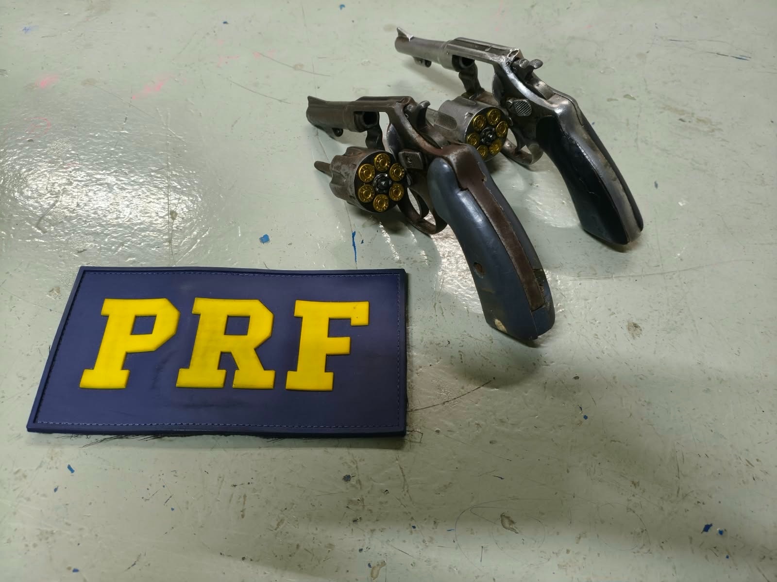 PRF recupera veículo roubado e apreende duas armas com numeração raspada em Floriano