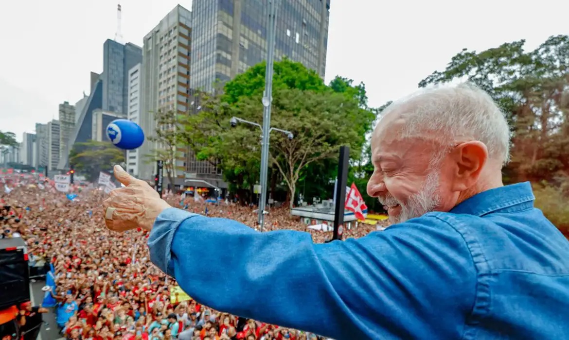 Ato pela reeleição de Lula leva milhares à Avenida Paulista
