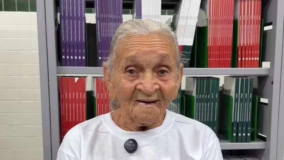 Aos 76 anos, aposentada volta a estudar e aprende a escrever o próprio nome no Piauí
